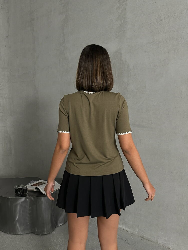 T-shirt z haftem - khaki