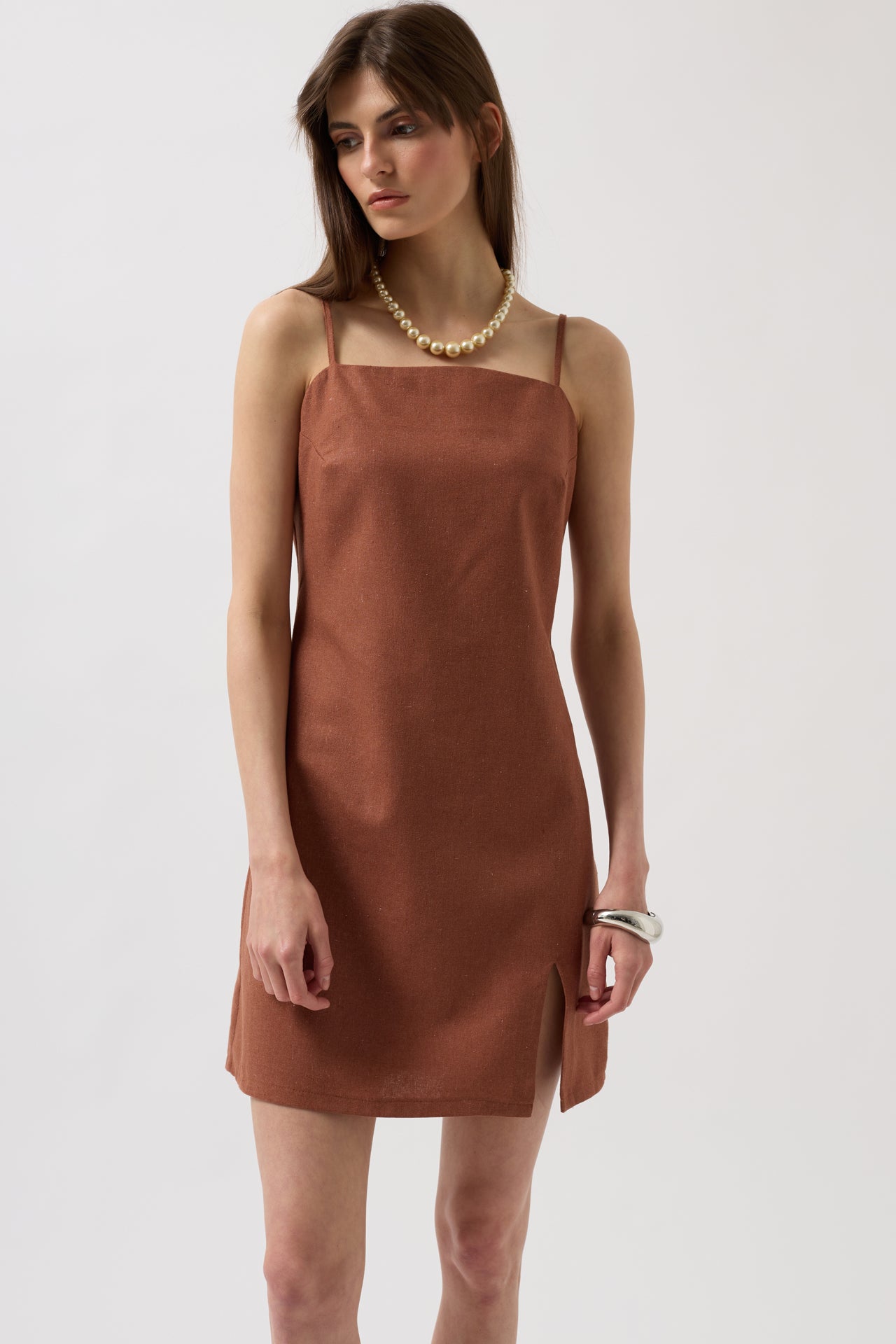 Lniana sukienka mini - brazowa