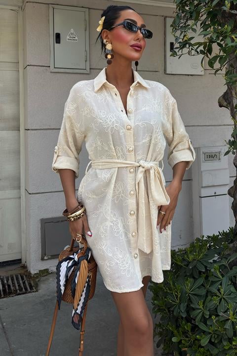 Sukienka koszulowa z paskiem - ecru