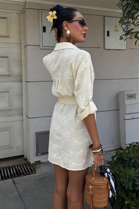 Sukienka koszulowa z paskiem - ecru