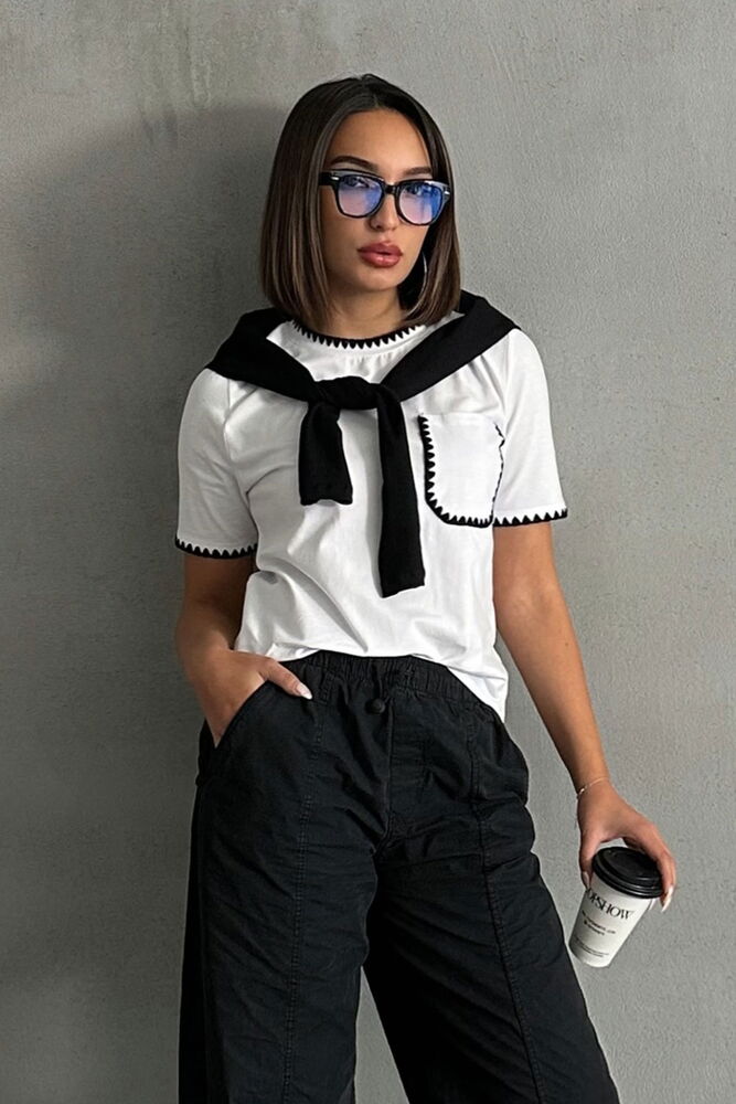 T-shirt z haftem - bialy