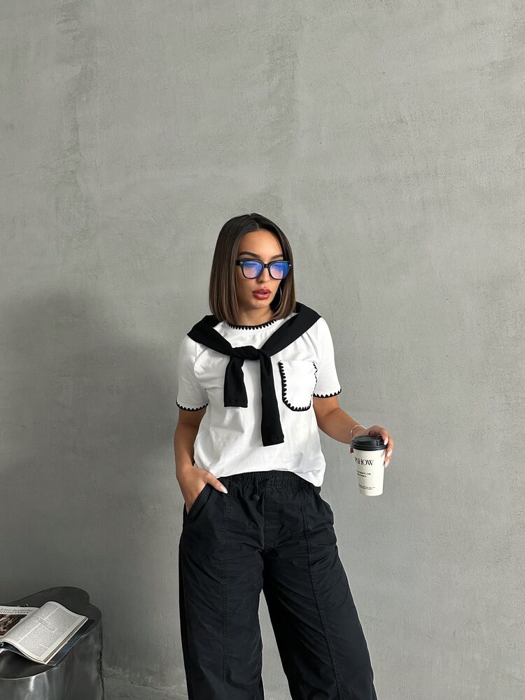 T-shirt z haftem - bialy