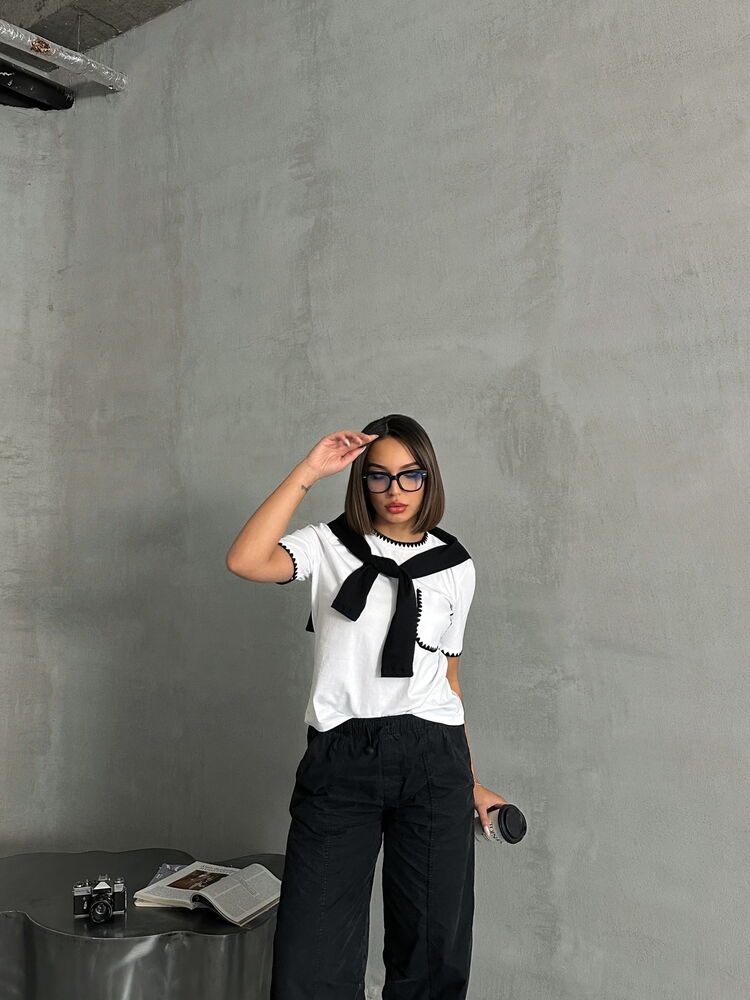 T-shirt z haftem - bialy