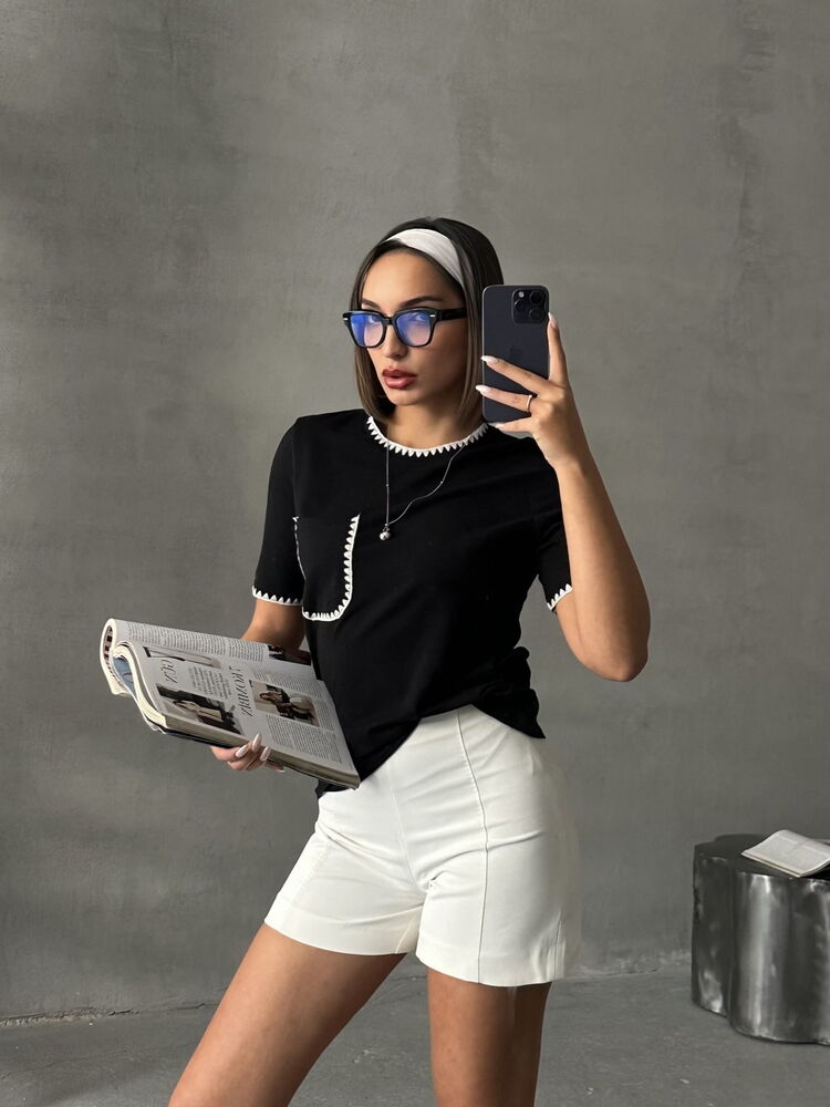 T-shirt z haftem - czarny