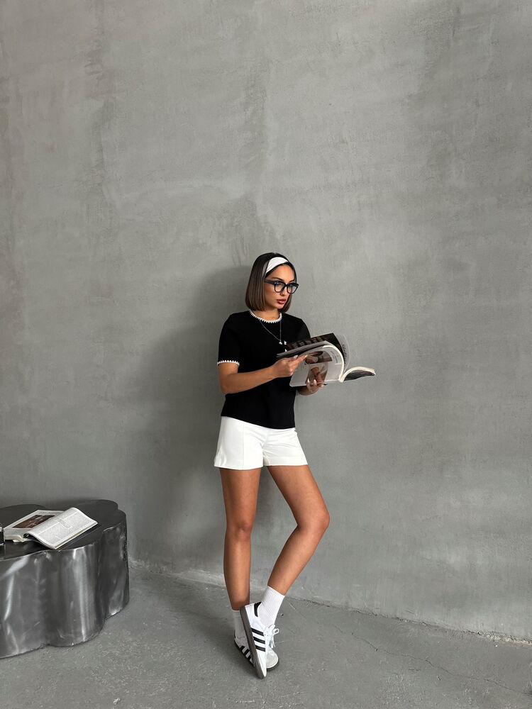 T-shirt z haftem - czarny 